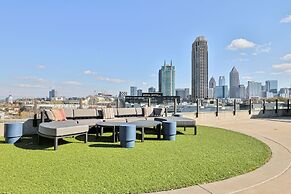 Ebony Ivory Midtown King Bed