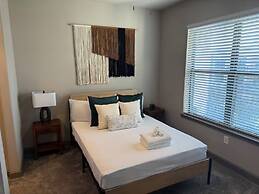 Ebony Ivory Midtown King Bed