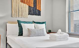 Ebony Ivory Midtown King Bed