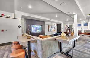 Ebony Ivory Midtown King Bed