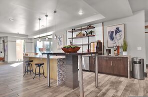 Ebony Ivory Midtown King Bed