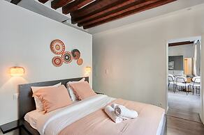 Superb Parisian Apartment Center of Paris