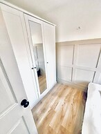 Entire 2 Bedroom House 7m To Station