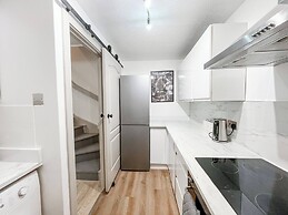 Entire 2 Bedroom House 7m To Station