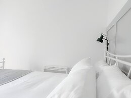 Entire 2 Bedroom House 7m To Station