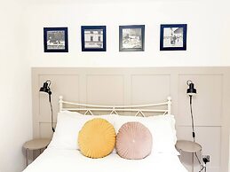 Entire 2 Bedroom House 7m To Station