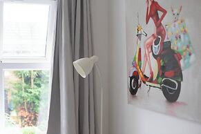 Entire 2 Bedroom House 7m To Station