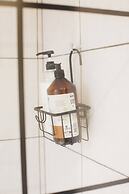 Entire 2 Bedroom House 7m To Station