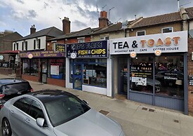 Entire 2 Bedroom House 7m To Station