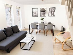 Entire 2 Bedroom House 7m To Station