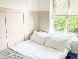 Entire 2 Bedroom House 7m To Station