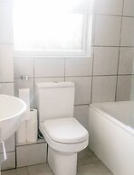 Entire 2 Bedroom House 7m To Station