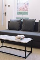 Entire 2 Bedroom House 7m To Station