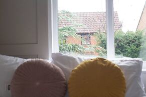 Entire 2 Bedroom House 7m To Station