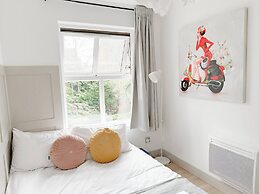 Entire 2 Bedroom House 7m To Station