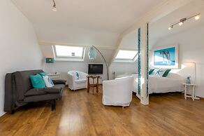 Bright Apartment 4 pax Within Walking Distance Beach, Supermarket, Res