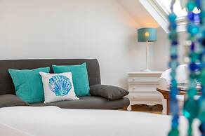 Bright Apartment 4 pax Within Walking Distance Beach, Supermarket, Res