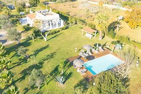 Villa Assunta With Pool Near The Sea