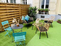 Superb Eiffel Tower Terrace Apartment