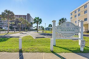 Walk to Okaloosa Island Beach: Coastal Condo!