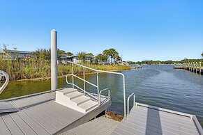 Walk to Okaloosa Island Beach: Coastal Condo!