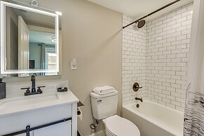 Walk to Okaloosa Island Beach: Coastal Condo!