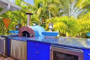 1 Mi to Dtwn: Oceanfront Gem w/ Resort Amenities!