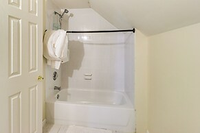 Walk to Lake & Boat Ramp: Central Gem in Annapolis