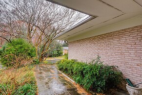 9 Mi to National Mall: Spacious Bethesda Retreat!