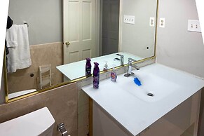 9 Mi to National Mall: Spacious Bethesda Retreat!