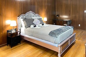 9 Mi to National Mall: Spacious Bethesda Retreat!