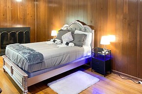 9 Mi to National Mall: Spacious Bethesda Retreat!