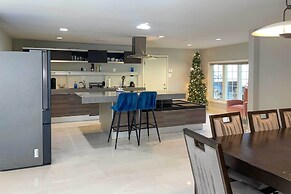 9 Mi to National Mall: Spacious Bethesda Retreat!