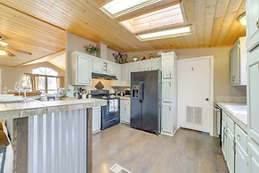 Mountain-view Home w/ Deck in Pine