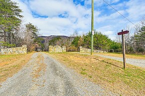 5 Mi to Blue Ridge Parkway: Mountain Cabin in Cana