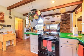 Hot Tub, Fire Pit & Grill: Remote Springfield Home