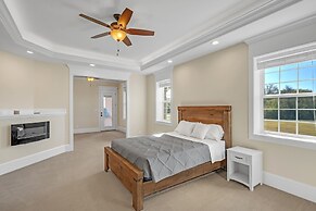 Luxurious 4-Bedroom Oasis with Private Pool Home