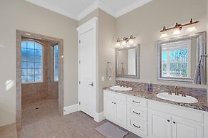 Luxurious 4-Bedroom Oasis with Private Pool Home