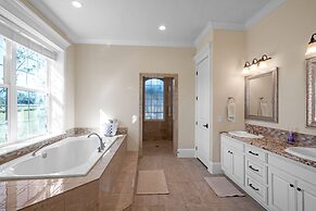 Luxurious 4-Bedroom Oasis with Private Pool Home