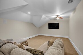 Luxurious 4-Bedroom Oasis with Private Pool Home