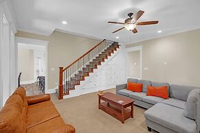 Luxurious 4-Bedroom Oasis with Private Pool Home