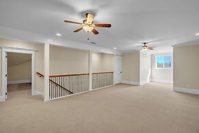 Luxurious 4-Bedroom Oasis with Private Pool Home