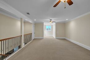 Luxurious 4-Bedroom Oasis with Private Pool Home