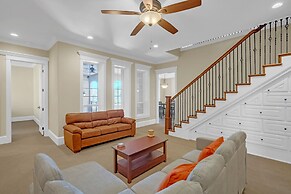 Luxurious 4-Bedroom Oasis with Private Pool Home