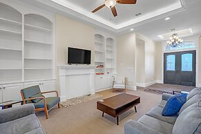 Luxurious 4-Bedroom Oasis with Private Pool Home