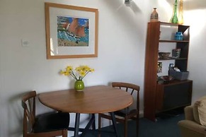 Harbourside Apartment With Seaviews and Parking