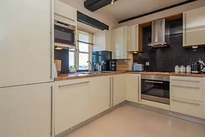 Harbourside Apartment With Seaviews and Parking