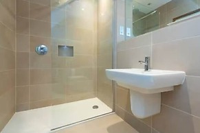 Harbourside Apartment With Seaviews and Parking