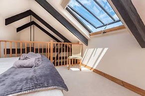 Harbourside Apartment With Seaviews and Parking