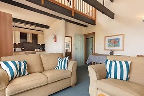 Harbourside Apartment With Seaviews and Parking